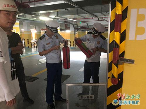 浮梁縣消防大隊(duì)結(jié)合夏季消防大檢查開展消防產(chǎn)品安全檢查 圖